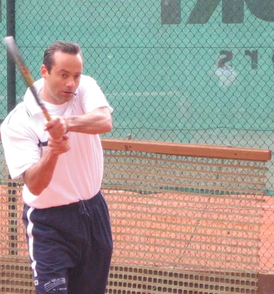 Ramon bei der Rückhand auf dem Tennisplatz